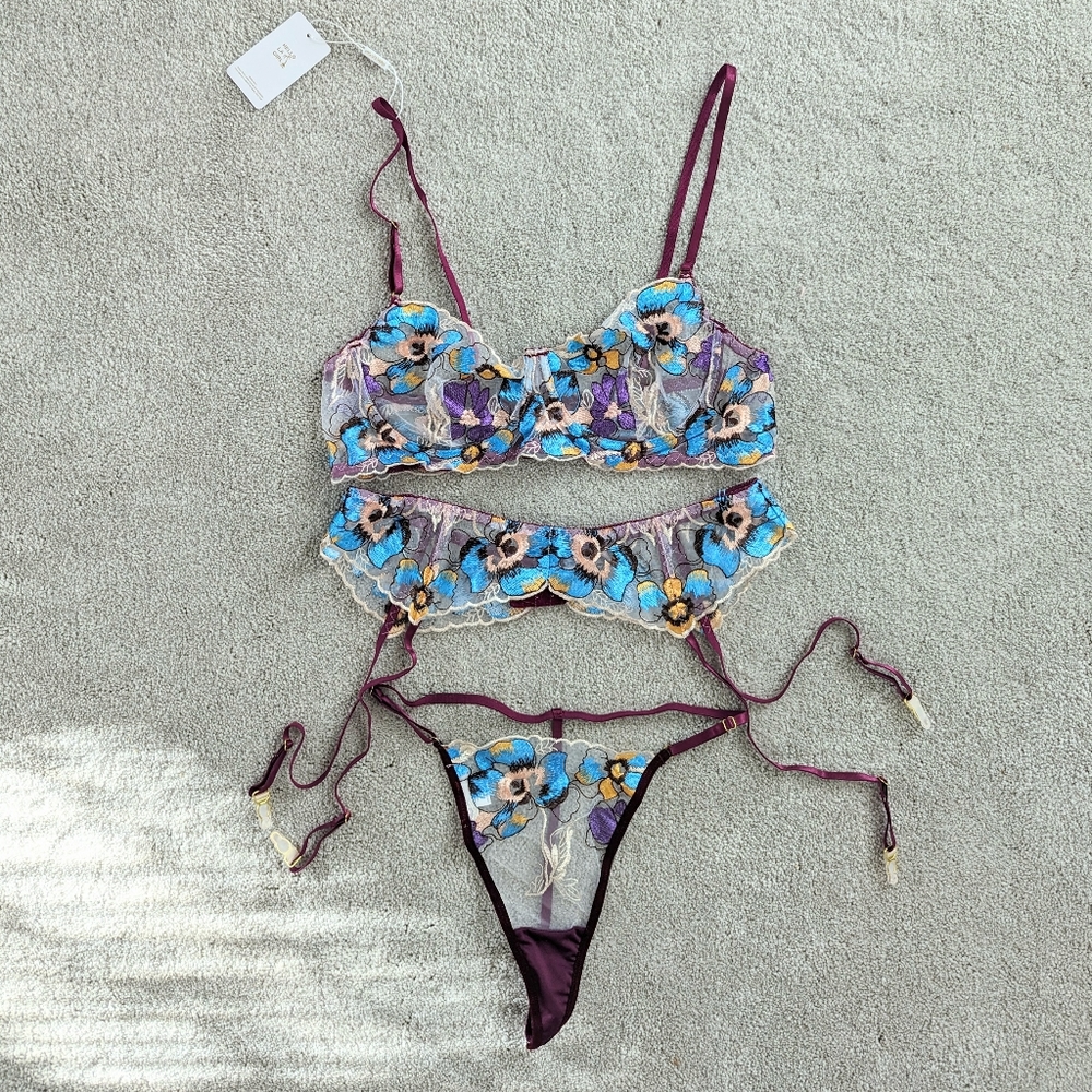 Hello LA Girl Lingerie Set